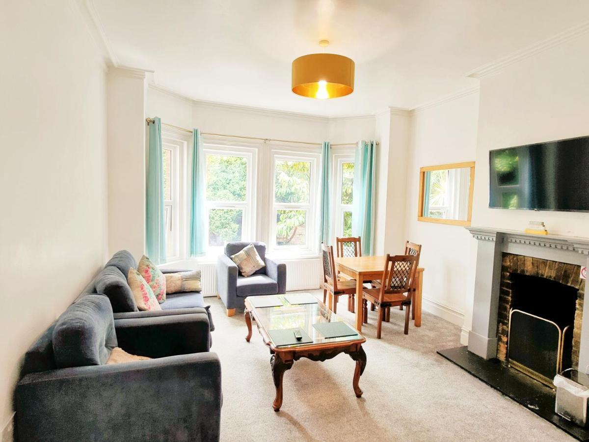 Flat-b, 4 Adults, 20 Mins To Beach, Netflix, Wifi, Sleeps 4 Adults Bournemouth