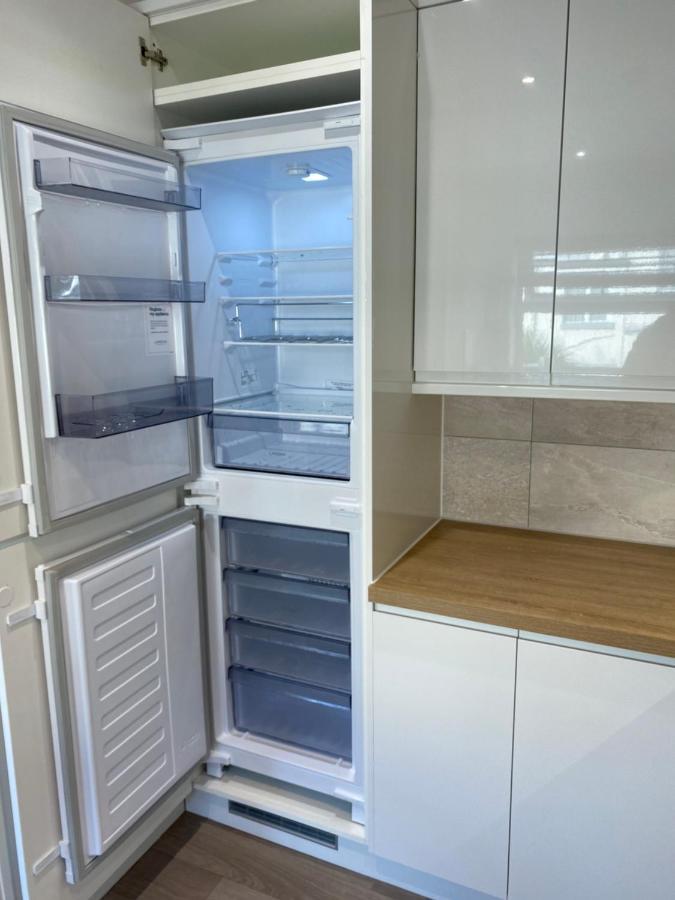 Beachside Retreat 3 Bedroom 3 Bathroom Seaside With Parking Apartment *