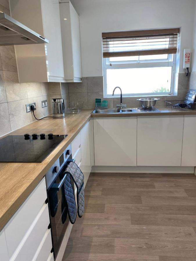 Beachside Retreat 3 Bedroom 3 Bathroom Seaside With Parking Apartment *