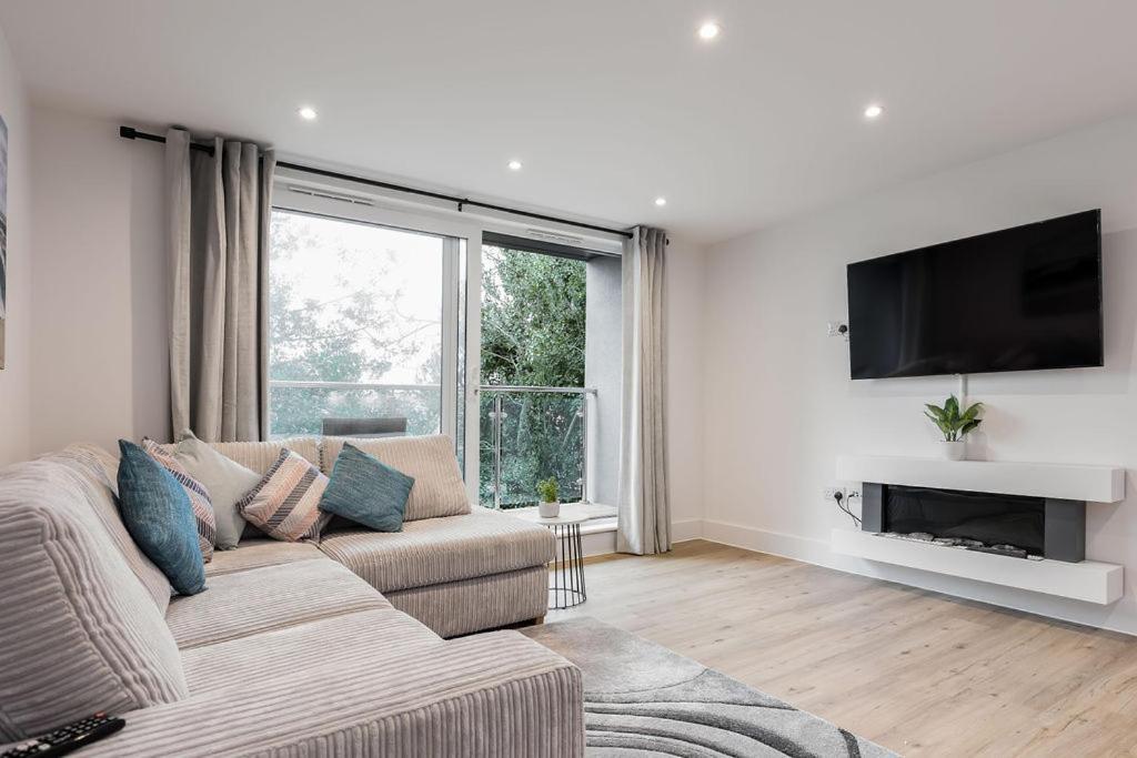 Stylish Town Centre Apartment, W Parking, Nr Bournemouth