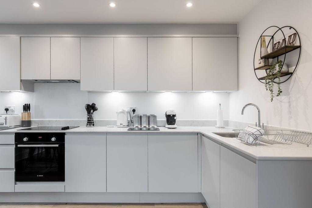 Apartment Stylish Town Centre Apartment, W Parking, Nr