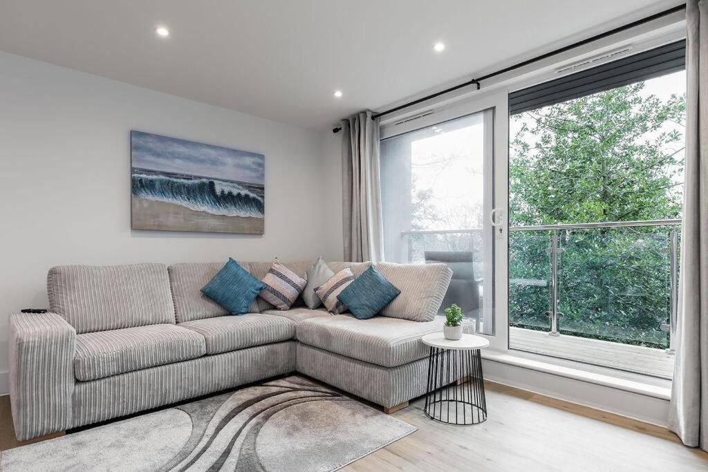 Stylish Town Centre Apartment, W Parking, Nr