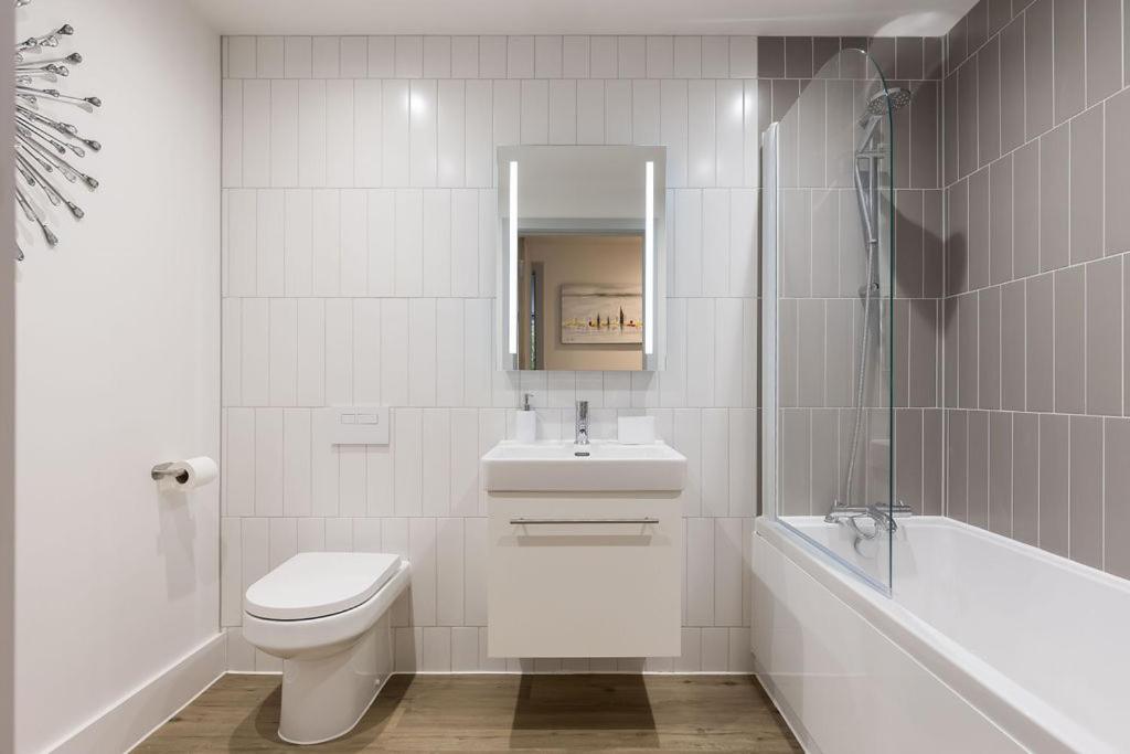 Stylish Town Centre Apartment, W Parking, Nr *