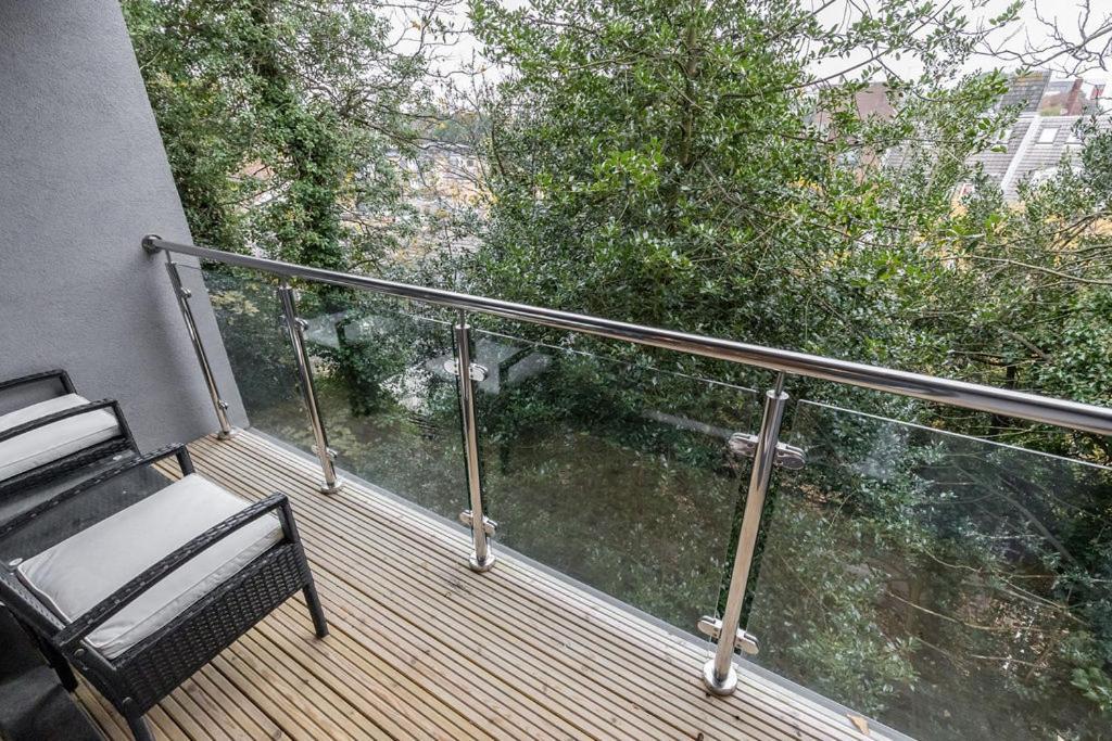 Stylish Town Centre Apartment, W Parking, Nr