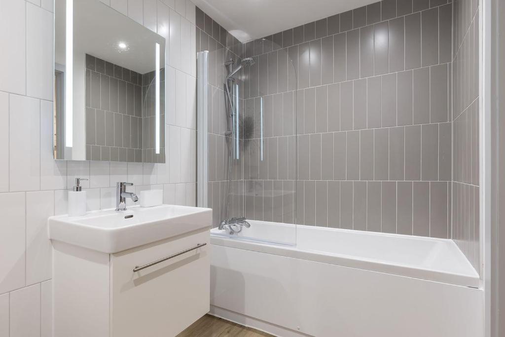 Stylish Town Centre Apartment, W Parking, Nr