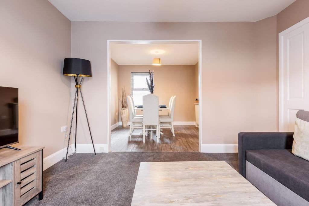 Weekly Monthly Deal-4 Beds-large House-driveway By Lima Ltd Apartment