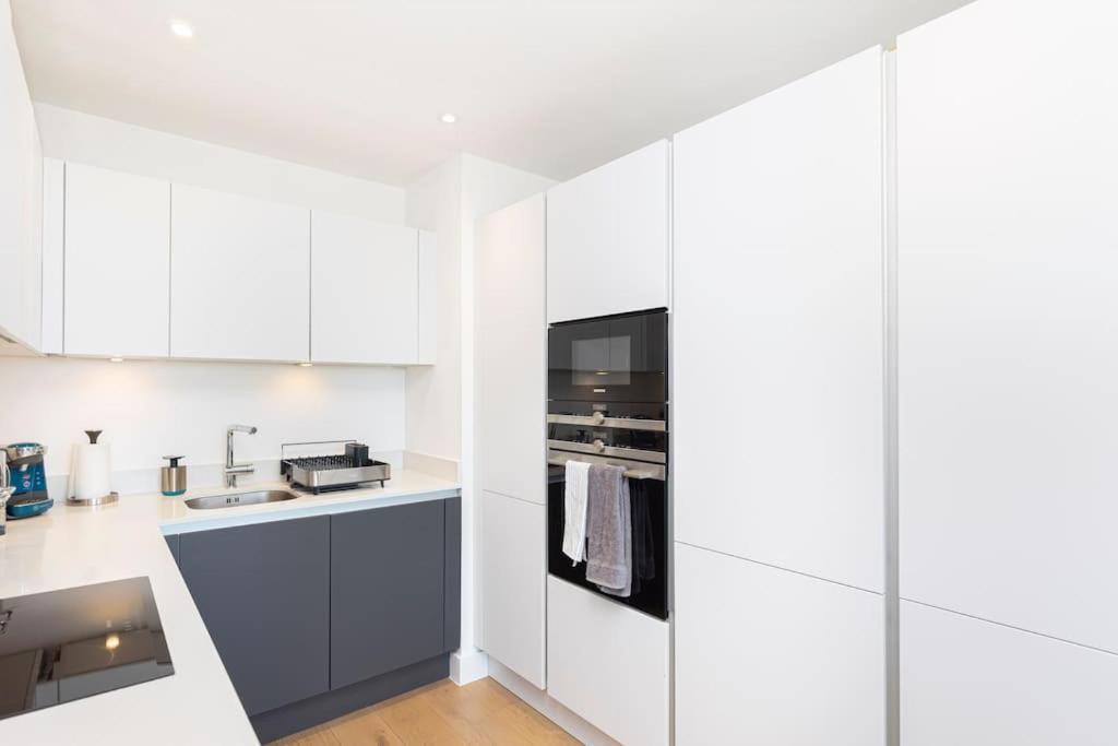 Immaculate Penthouse-sea & Cityscape Views+balcony Apartment