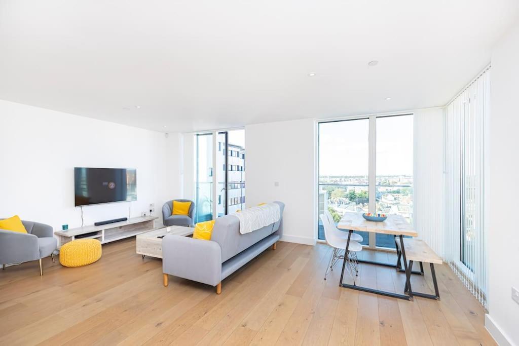 Immaculate Penthouse-sea & Cityscape Views+balcony