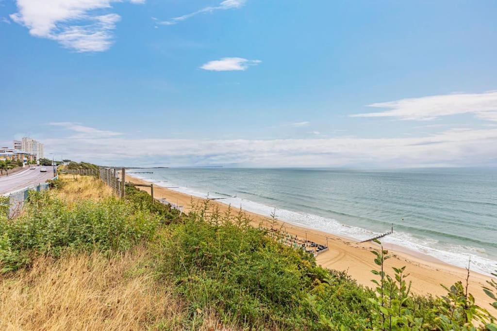 Immaculate Penthouse-sea & Cityscape Views+balcony Apartment