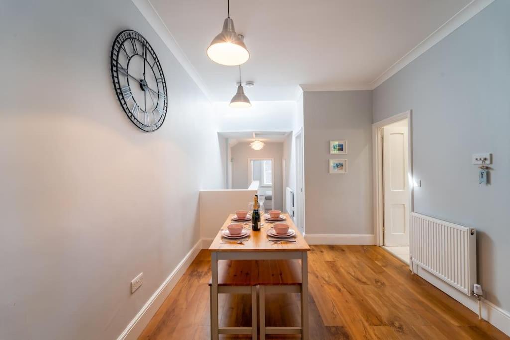 A Beautiful And Stylish 2 Bed Flat Close To Apartment
