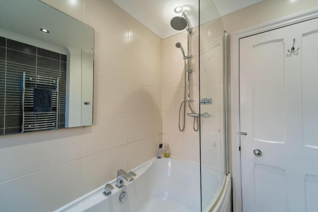 A Beautiful And Stylish 2 Bed Flat Close To Bournemouth
