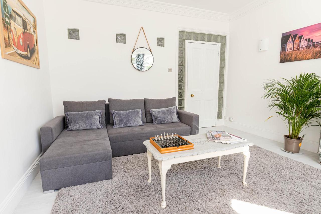 Apartment Queens Park View - 1 Bedroom *