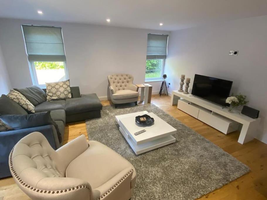 New Ground Floor Apartment, 4 Mins Walk To Beach