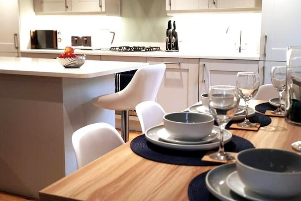 New Ground Floor Apartment, 4 Mins Walk To Beach Apartment