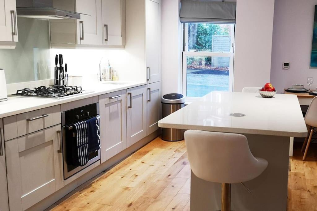 Apartment New Ground Floor Apartment, 4 Mins Walk To Beach *