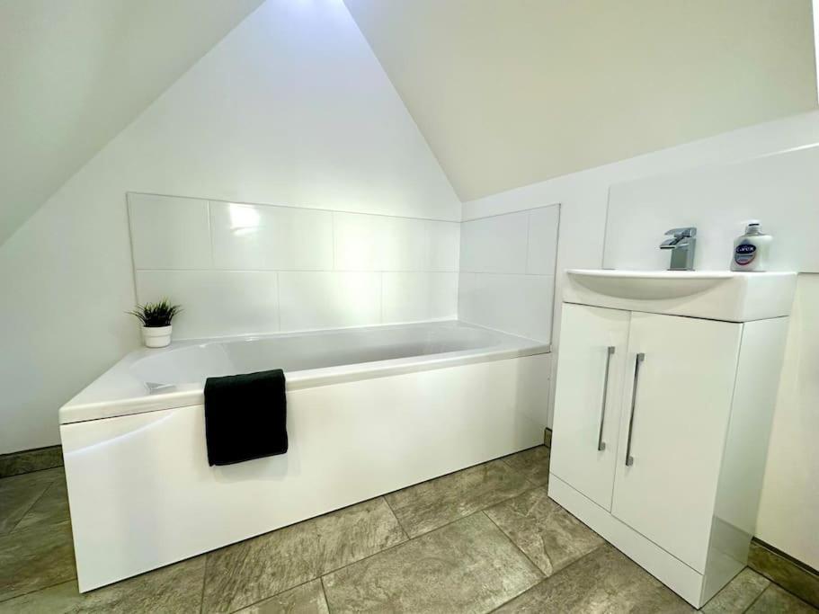 Spacious Group Haven: 8-bedroom Comfort Near Town & Bournemouth