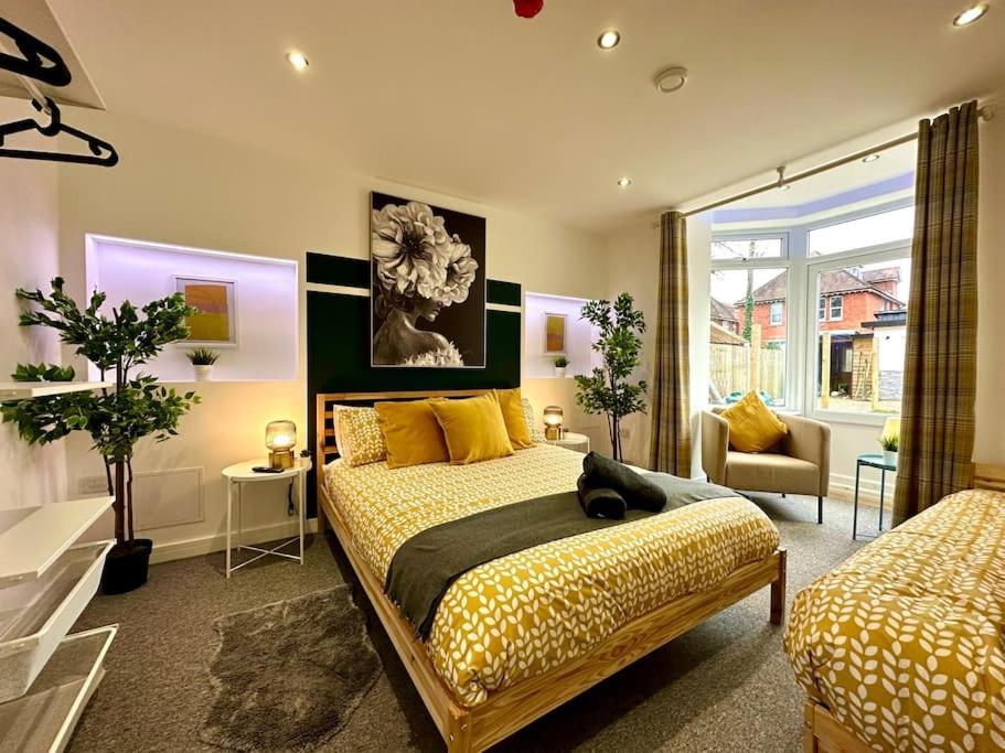 Holiday home Spacious Group Haven: 8-bedroom Comfort Near Town & Bournemouth