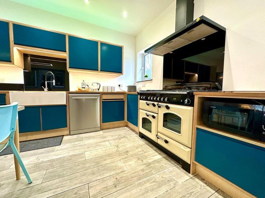 Spacious Group Haven: 8-bedroom Comfort Near Town &