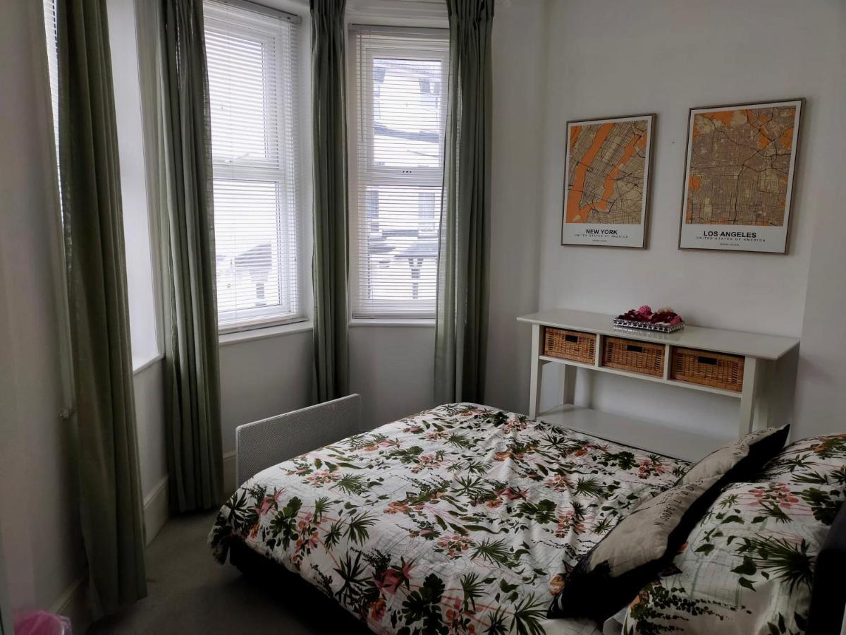 Entire Floor 2 Bedrooms On Westcliff