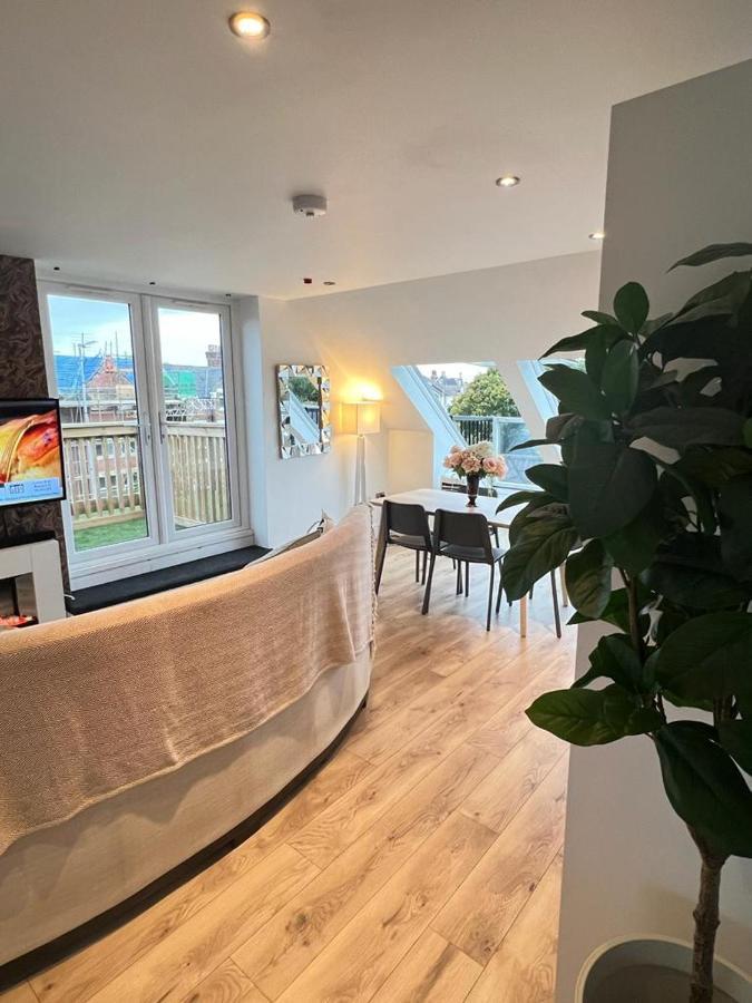 Stunning Luminous Penthouse/ 2beds 2baths Apartment *