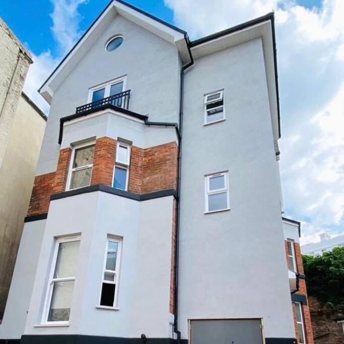 Seaside Town Centre Triplex: Spacious Retreat With Parking Apartment