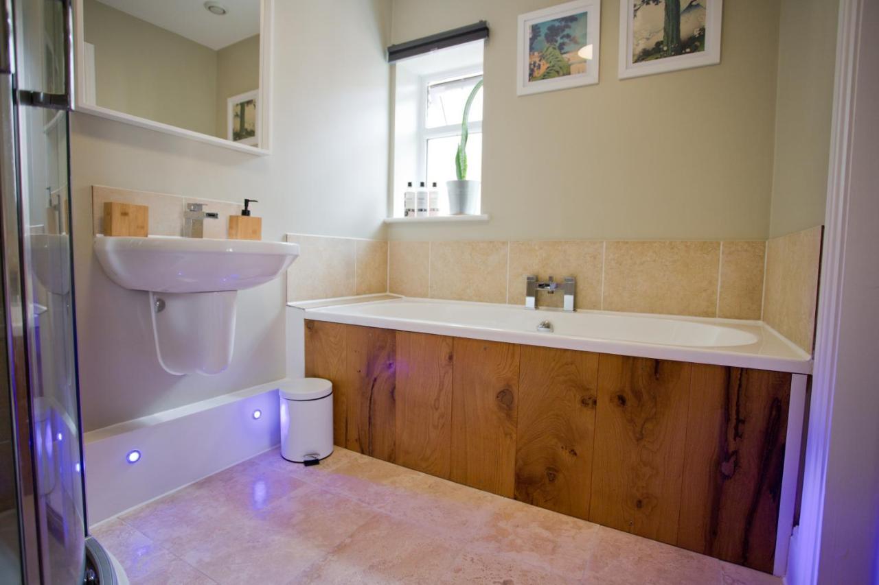 Holiday home Luxury - Hot Tub - Pool Table - Gym - Sauna - Cinema - Free Parking - Close To *