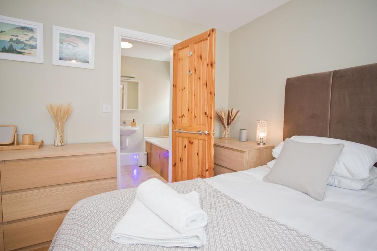 Luxury - Hot Tub - Pool Table - Gym - Sauna - Cinema - Free Parking - Close To Holiday home *