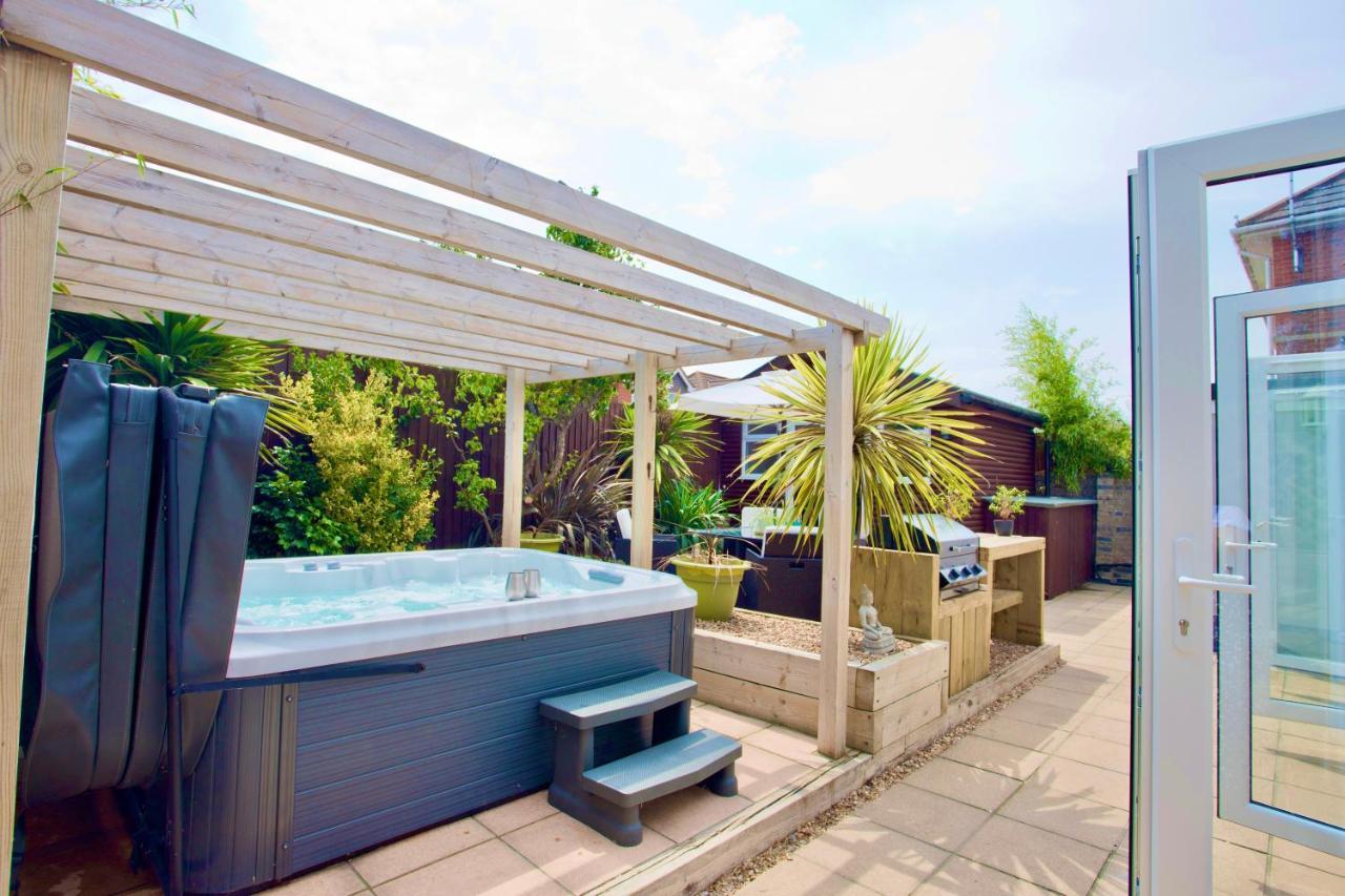 Holiday home Luxury - Hot Tub - Pool Table - Gym - Sauna - Cinema - Free Parking - Close To *