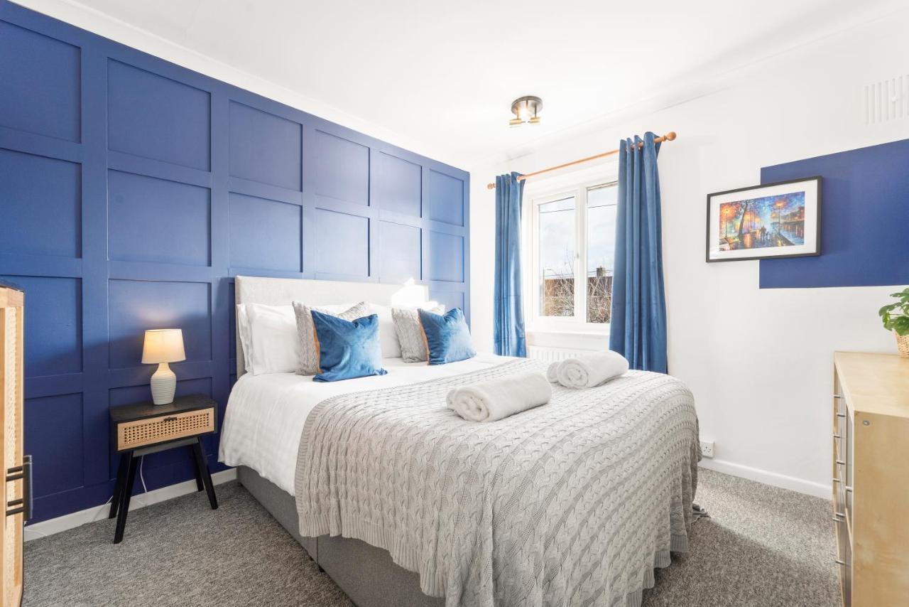 Stylish & Convenient 4br House W/ Garden & Parking