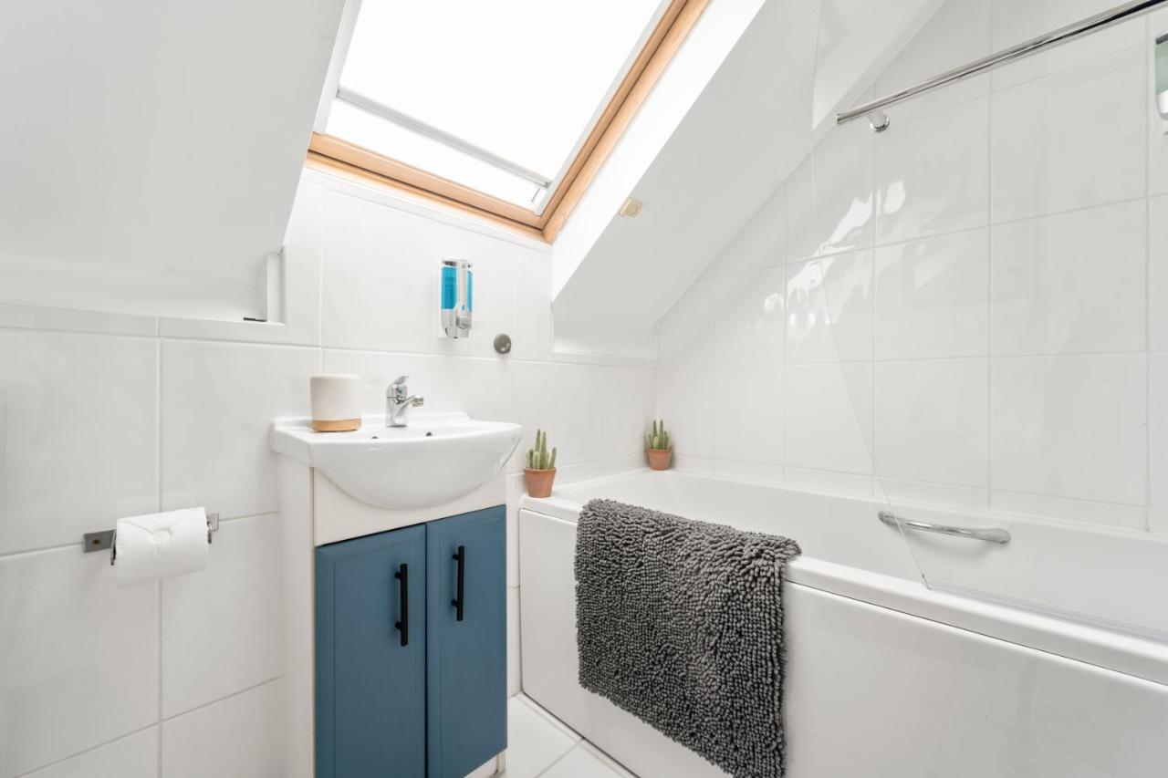 Stylish & Convenient 4br House W/ Garden & Parking Holiday home Bournemouth