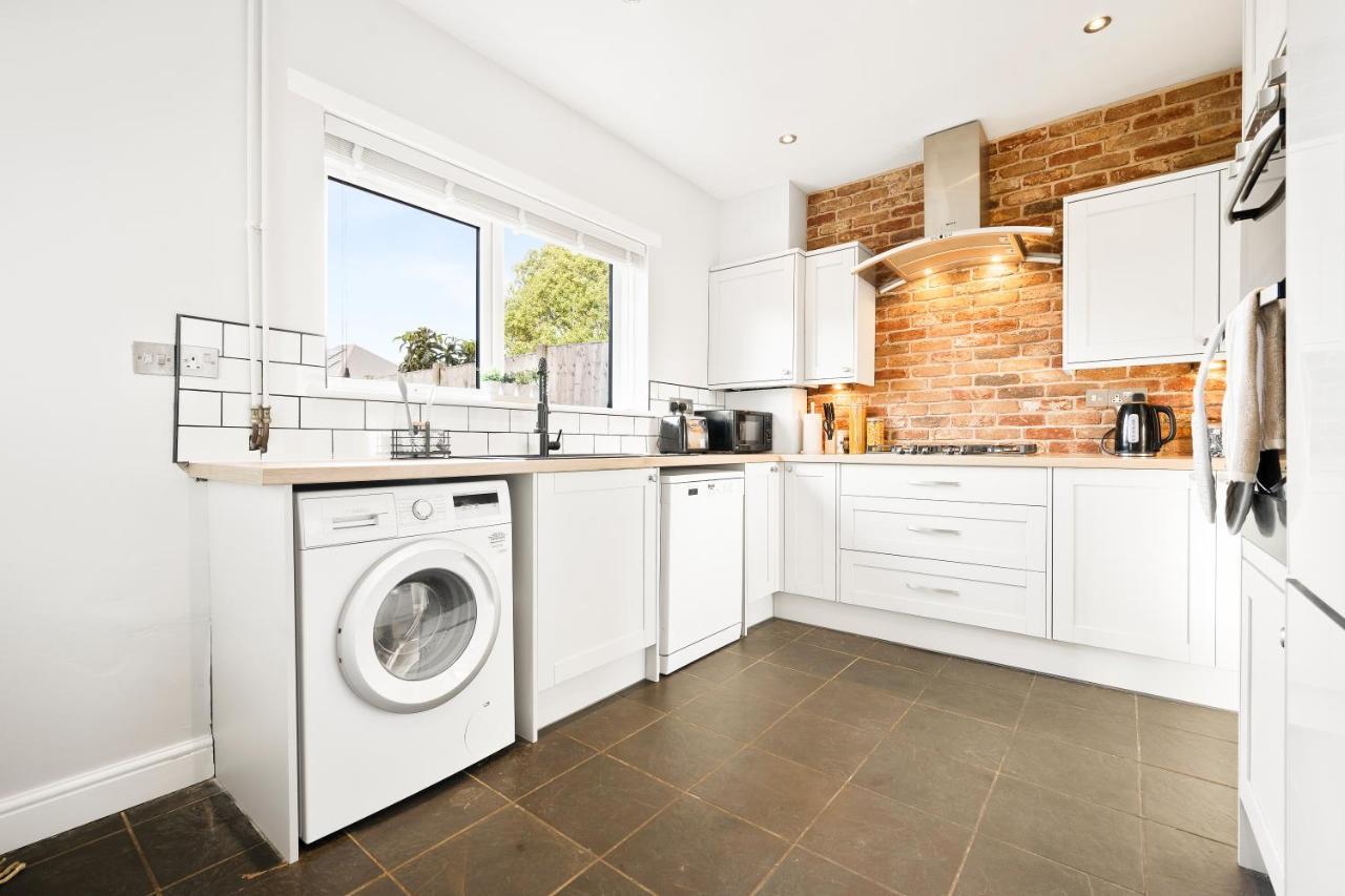 Stylish & Convenient 4br House W/ Garden & Parking Holiday home