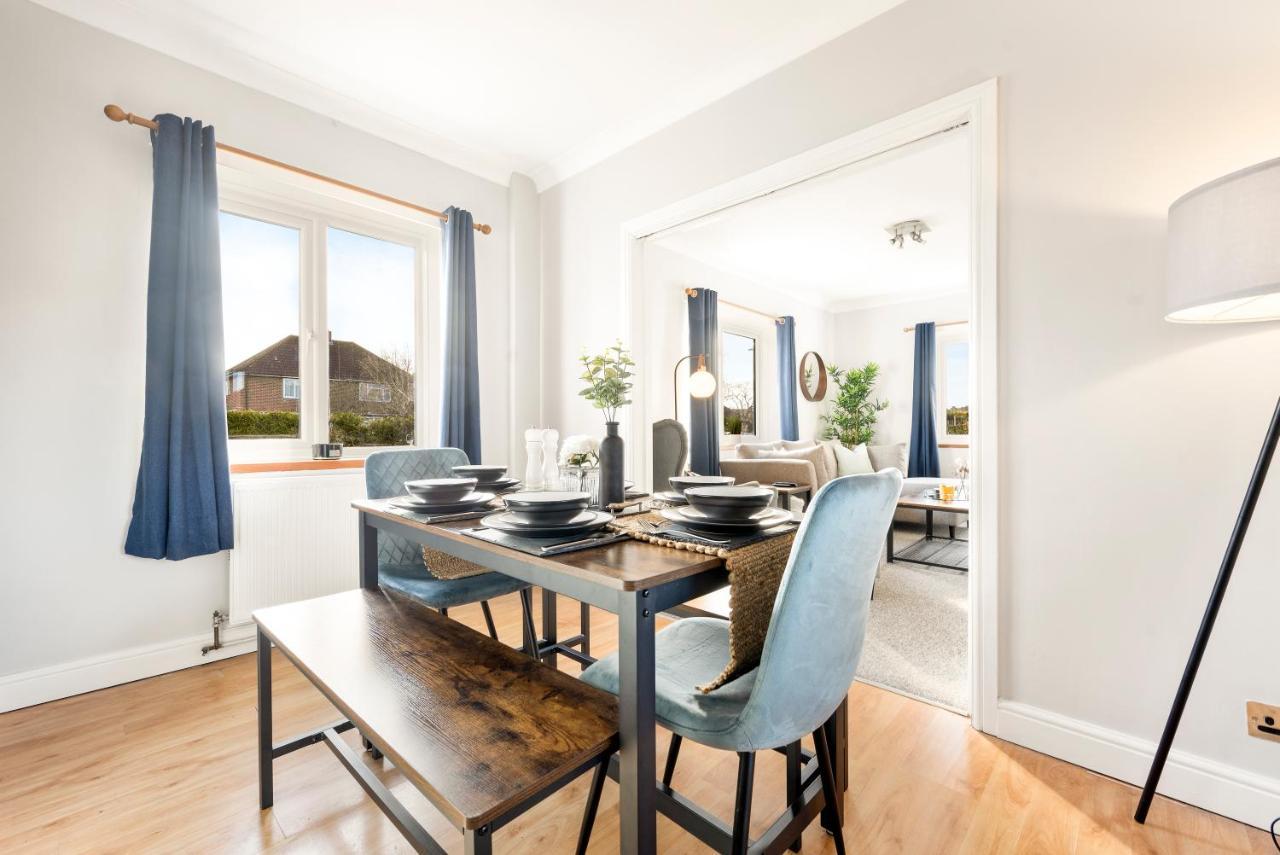 Stylish & Convenient 4br House W/ Garden & Parking *