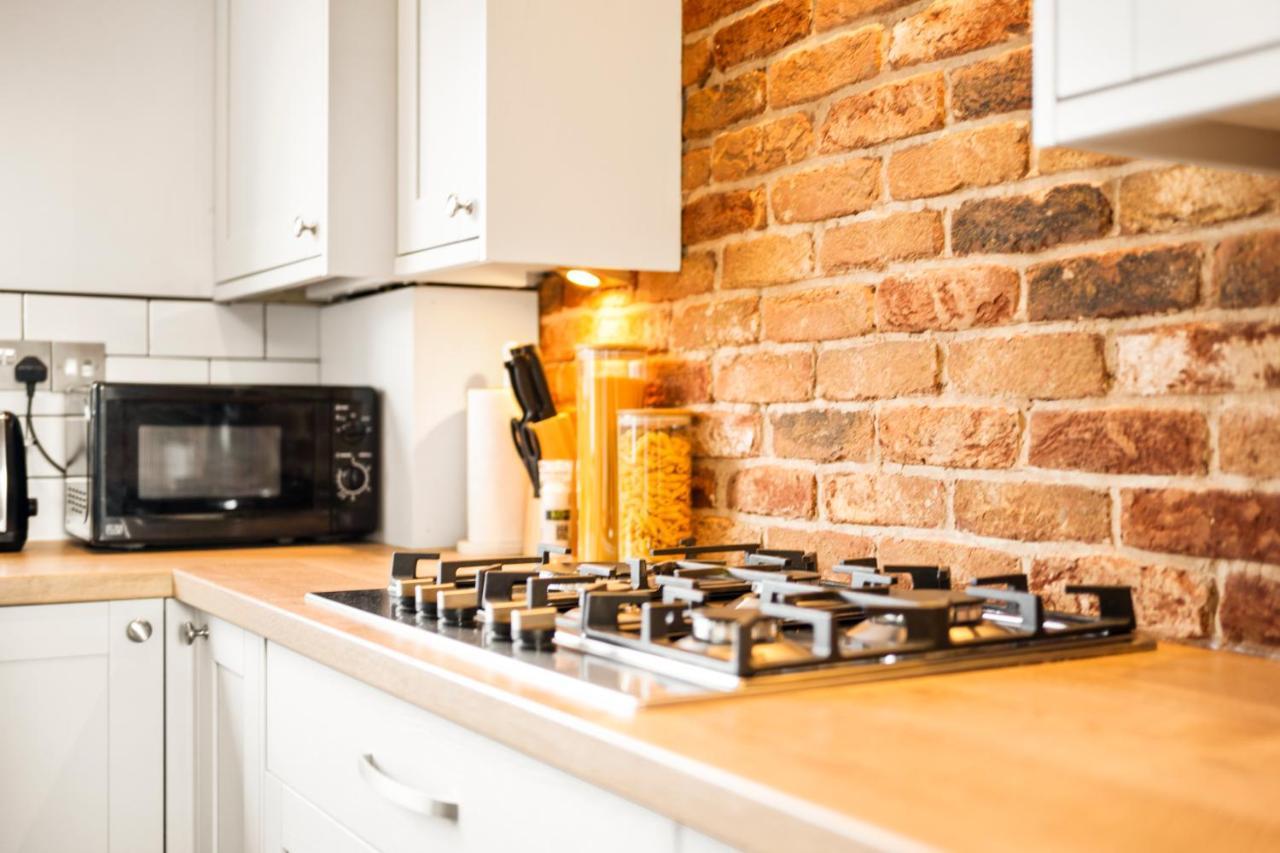 Stylish & Convenient 4br House W/ Garden & Parking Holiday home *