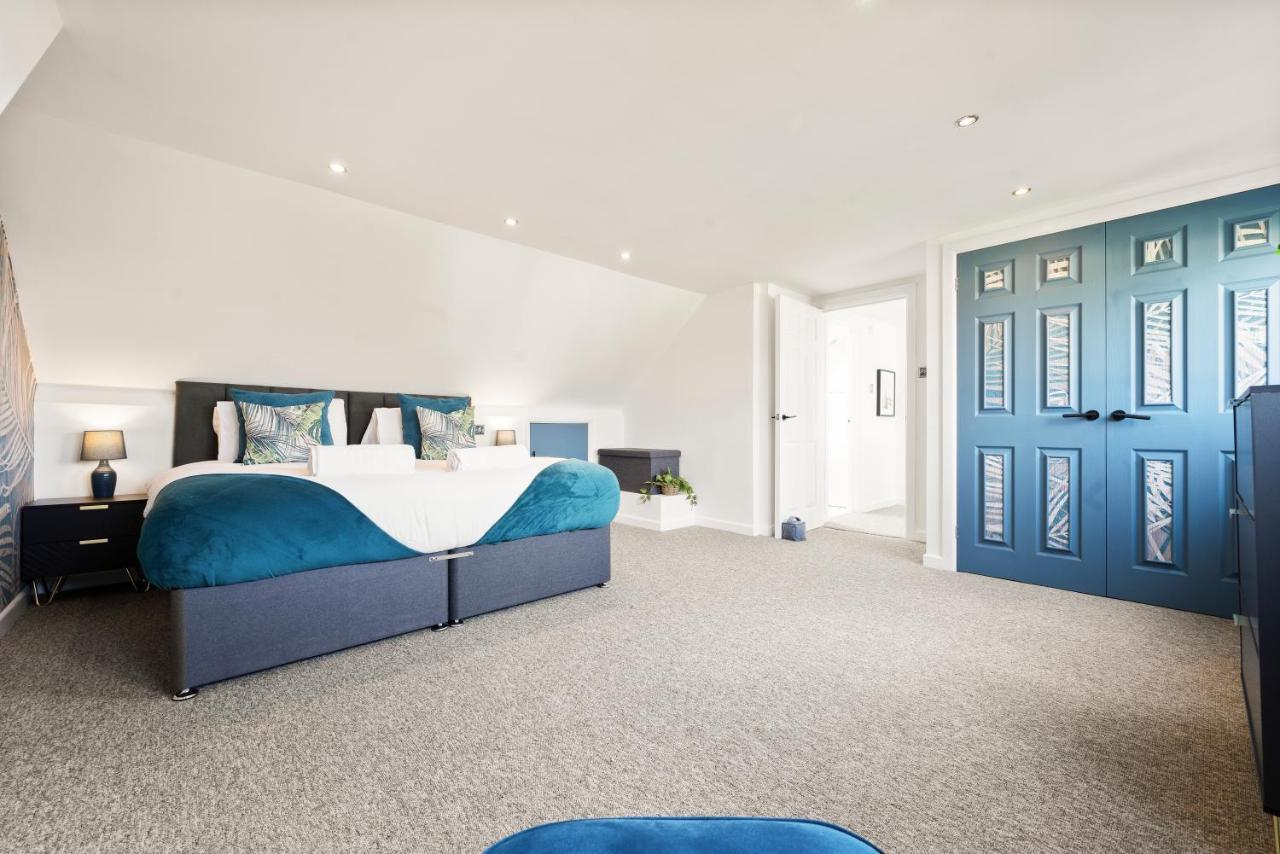 Stylish & Convenient 4br House W/ Garden & Parking Holiday home *