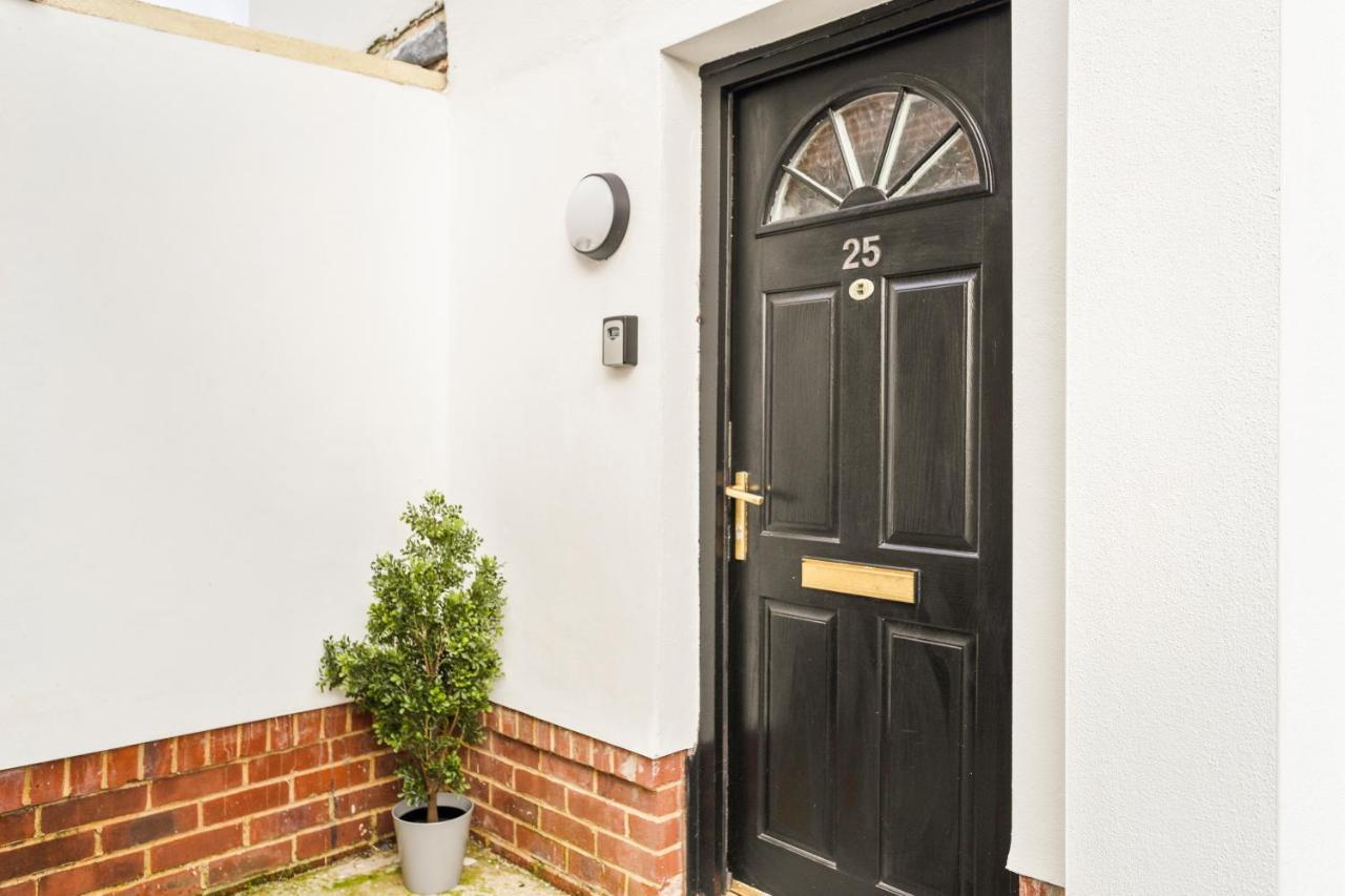 Stylish & Convenient 4br House W/ Garden & Parking Holiday home
