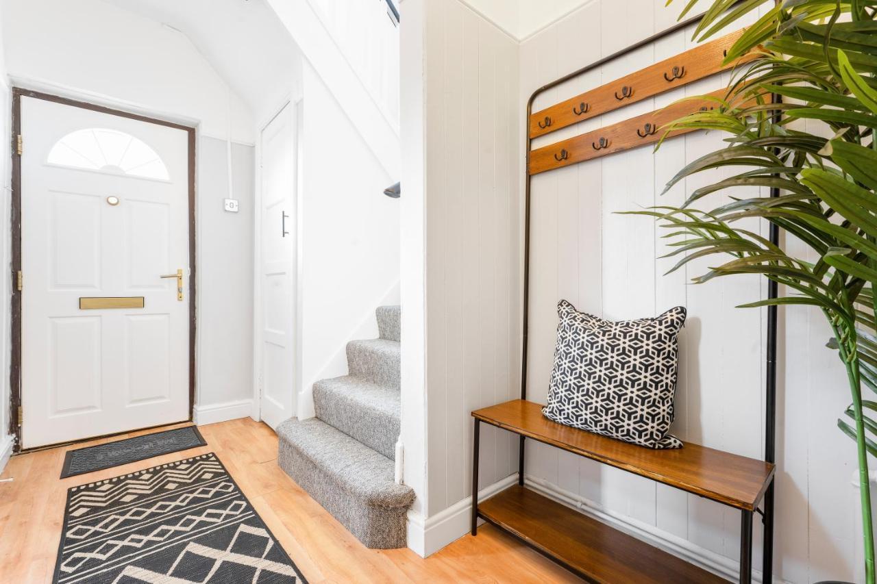Stylish & Convenient 4br House W/ Garden & Parking Holiday home *