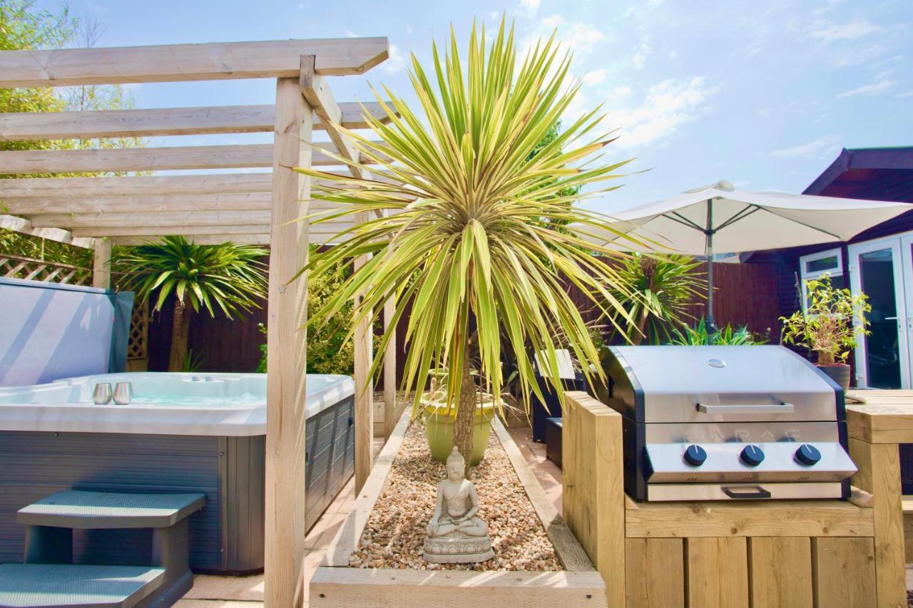 Luxury - Hot Tub - Pool Table - Gym - Sauna - Cinema - Free Parking - Close To Holiday home *