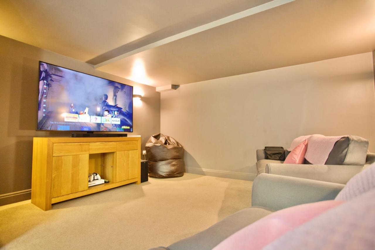 Luxury - Hot Tub - Pool Table - Gym - Sauna - Cinema - Free Parking - Close To Holiday home *
