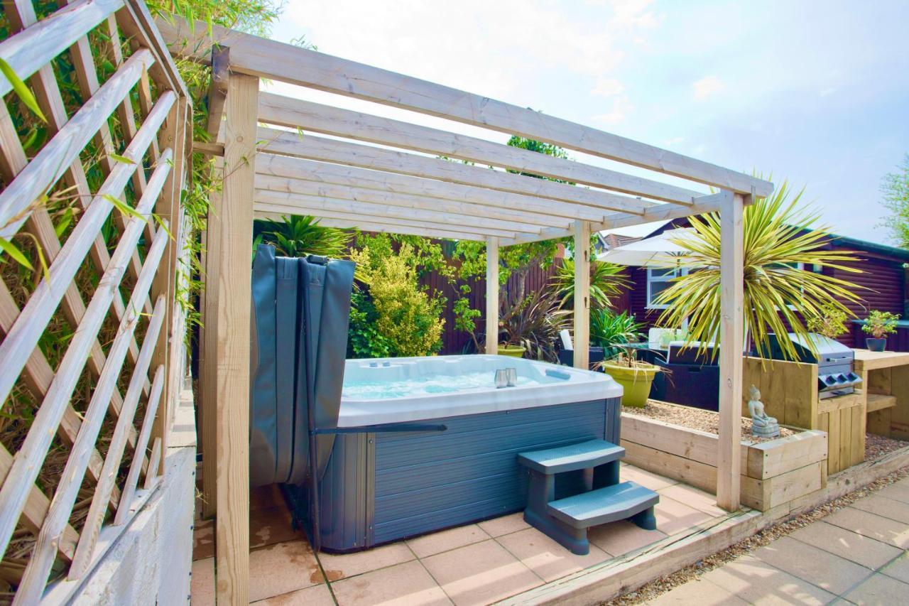 Luxury - Hot Tub - Pool Table - Gym - Sauna - Cinema - Free Parking - Close To