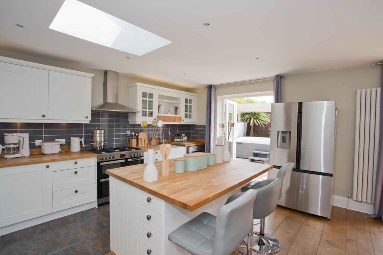 Holiday home Luxury - Hot Tub - Pool Table - Gym - Sauna - Cinema - Free Parking - Close To