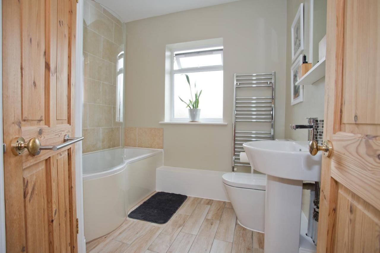 Luxury - Hot Tub - Pool Table - Gym - Sauna - Cinema - Free Parking - Close To Bournemouth