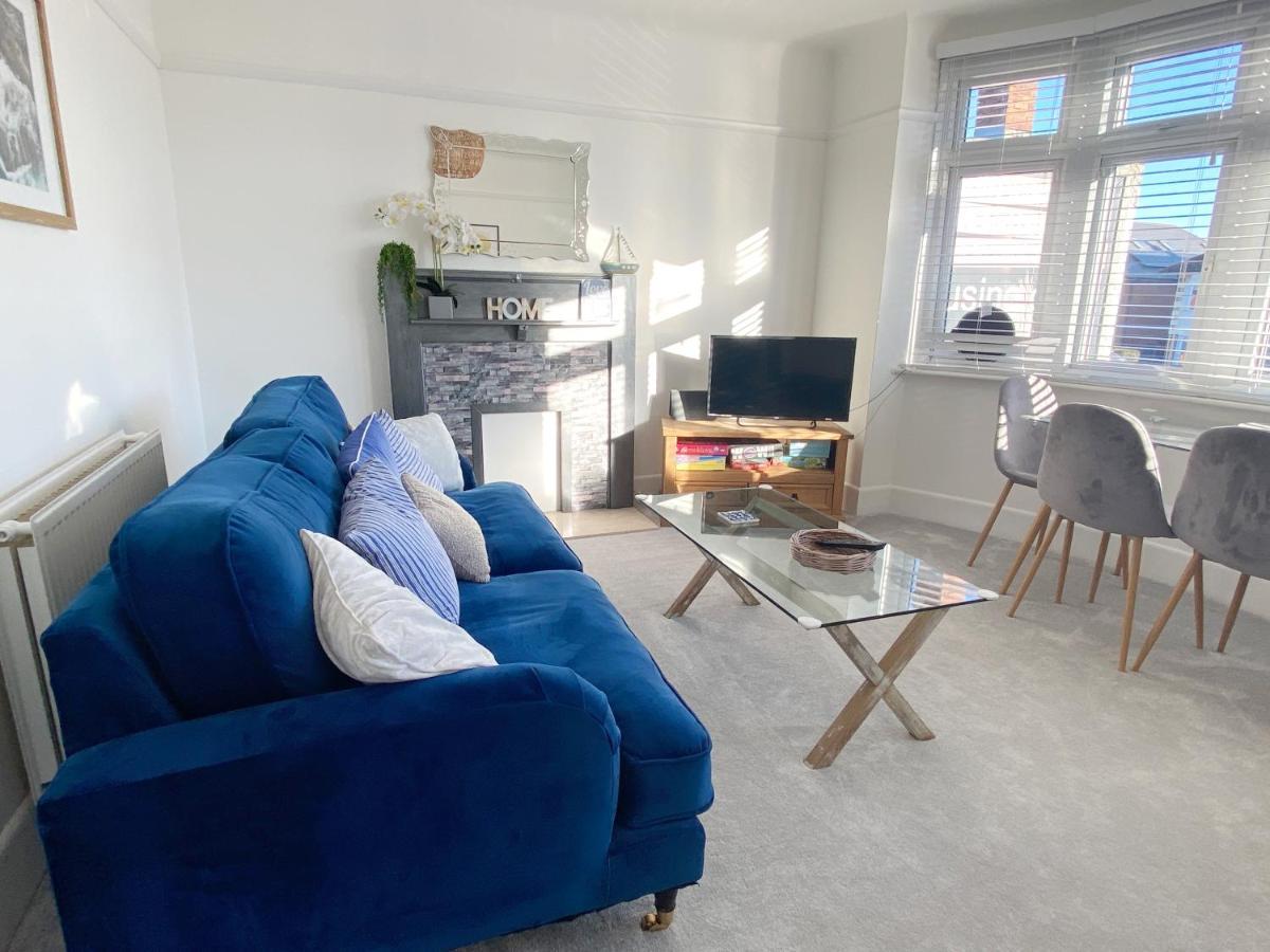 Coastal Breeze - Beautiful Two Bedroom With Free Parking Near Local Beaches Apartment