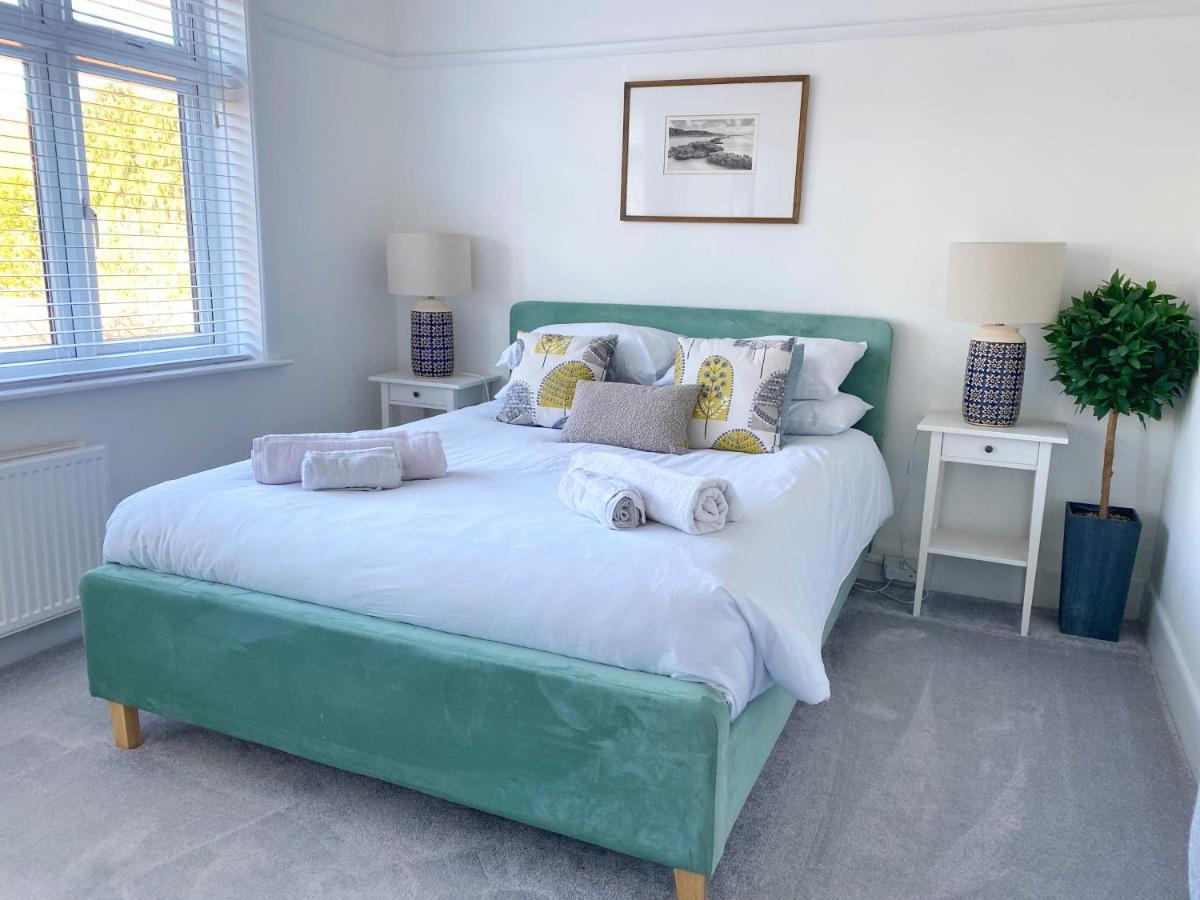 Coastal Breeze - Beautiful Two Bedroom With Free Parking Near Local Beaches Bournemouth