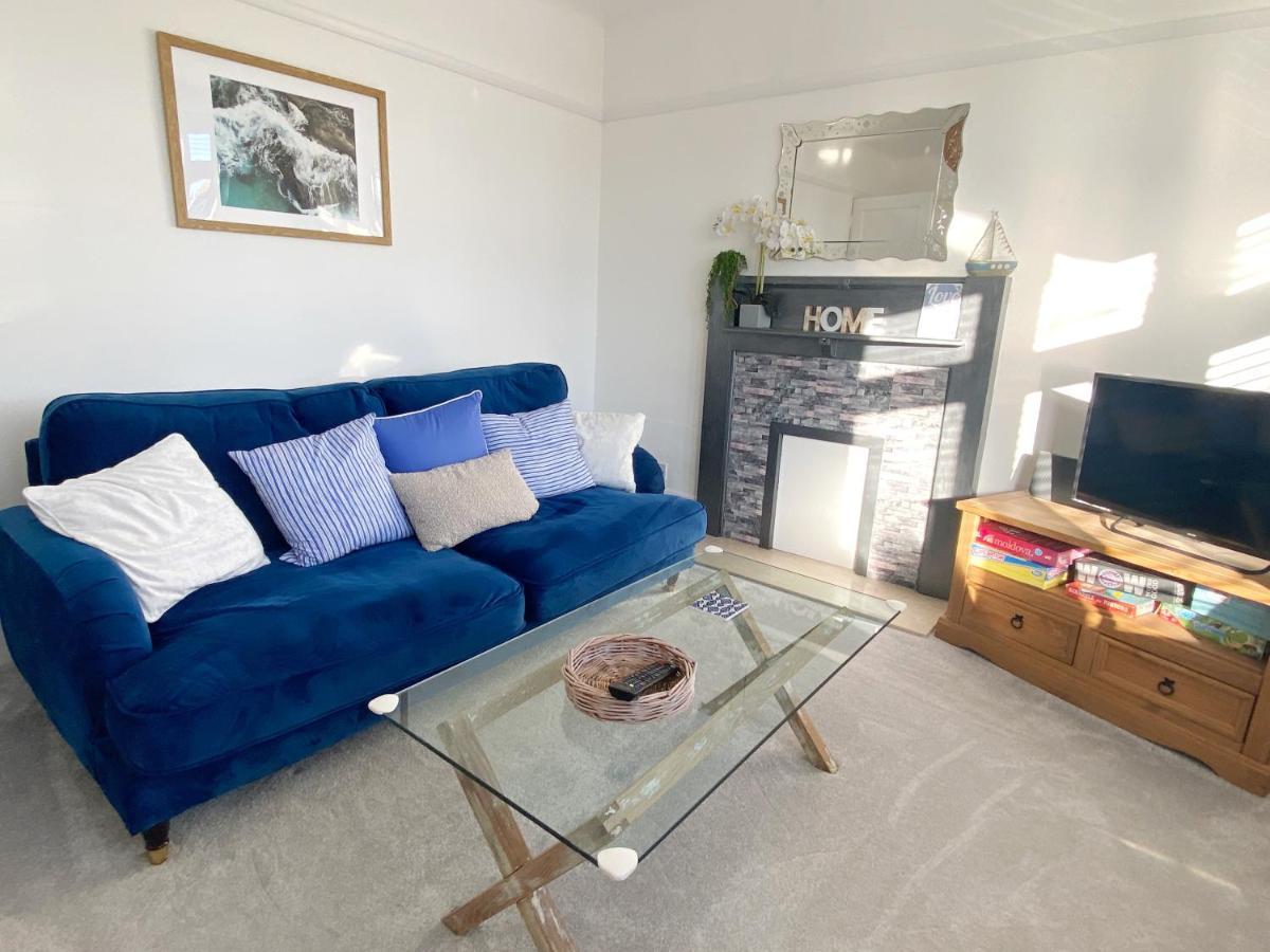 Coastal Breeze - Beautiful Two Bedroom With Free Parking Near Local Beaches Apartment Bournemouth