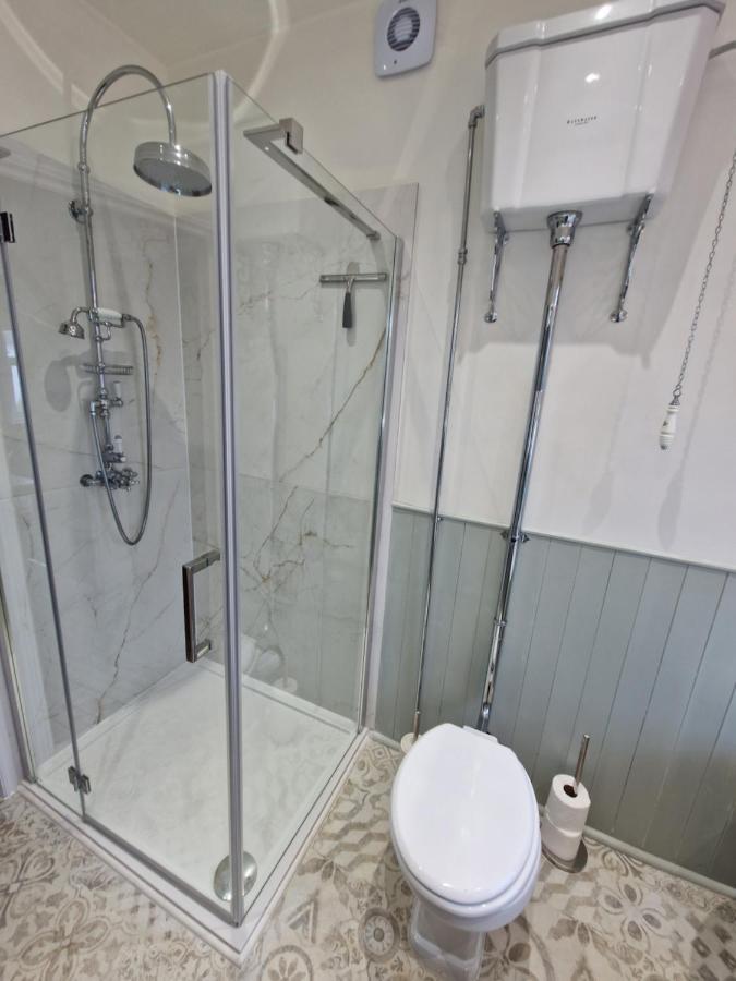 Stunning 3 Bedroom Holiday Near The Beach *