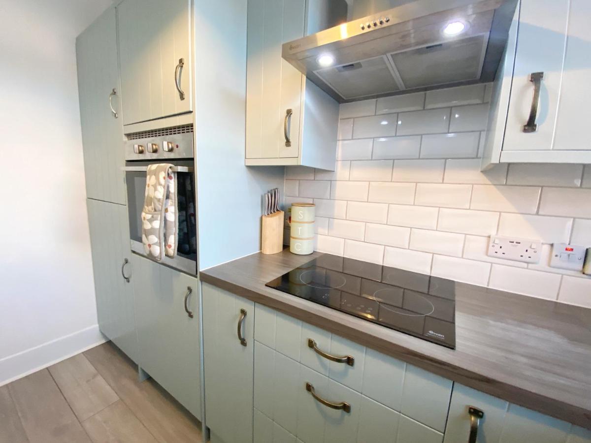 Coastal Breeze - Beautiful Two Bedroom With Free Parking Near Local Beaches Bournemouth