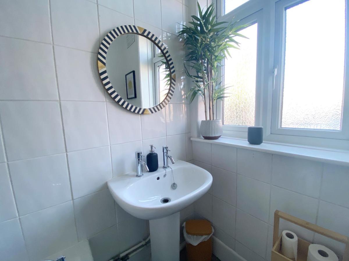Apartment Coastal Breeze - Beautiful Two Bedroom With Free Parking Near Local Beaches