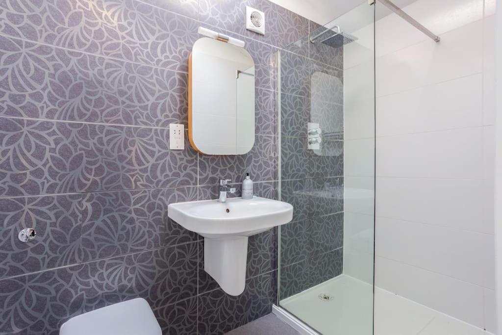 Family Close To Town Centre *