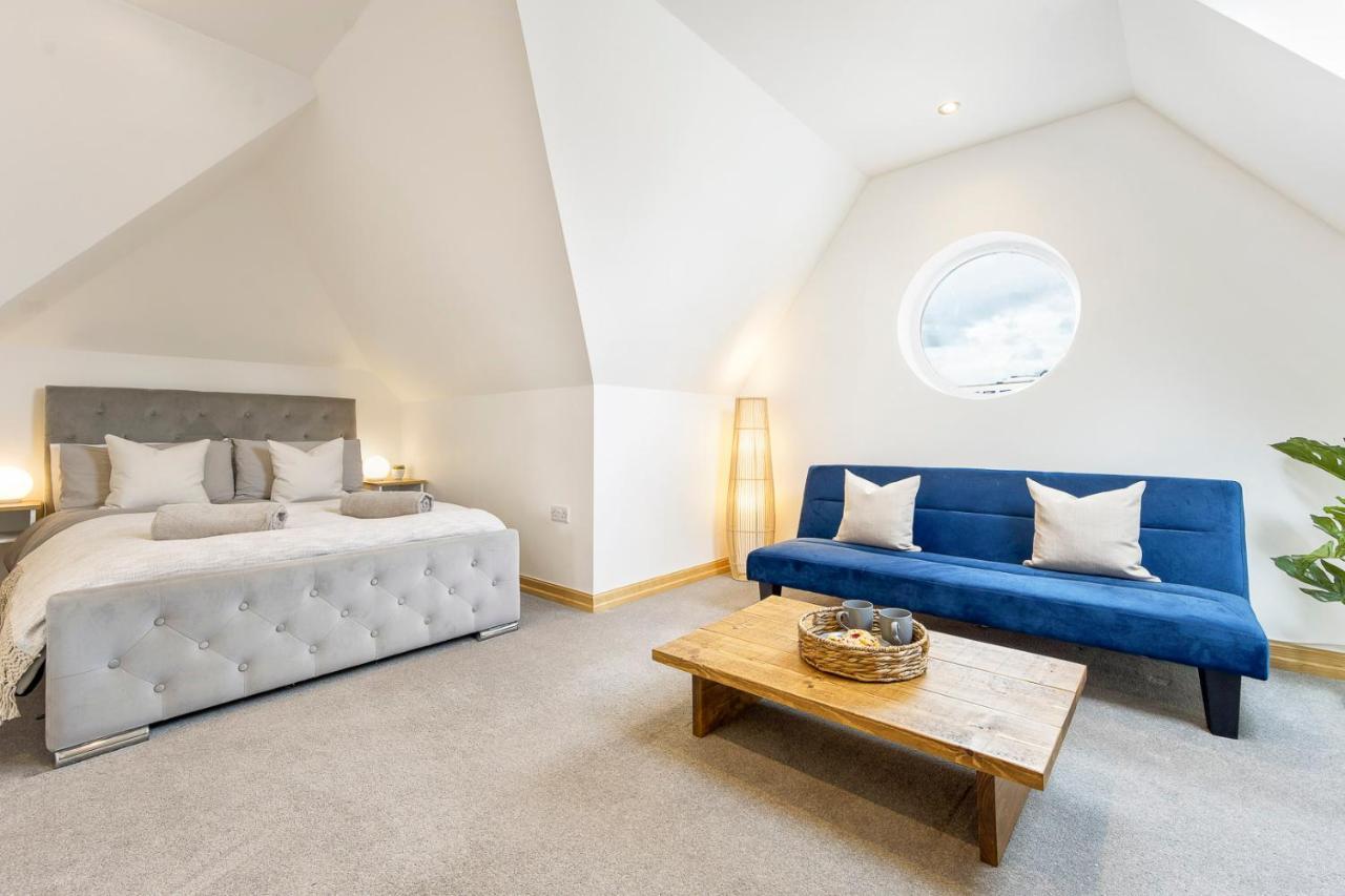 Coastal Charm Townhouse: Renovated 3-bedroom With Parking Apartment Bournemouth