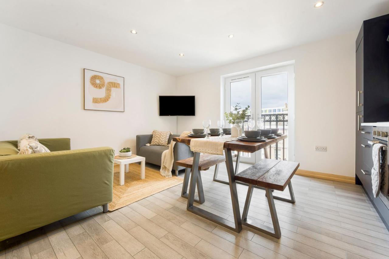 Apartment Coastal Charm Townhouse: Renovated 3-bedroom With Parking *